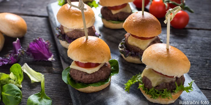 5 mini burgerů s cibulovou marmeládou v domácí žemli