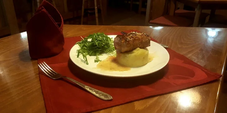 Láska prochází žaludkem: 3chodové menu a lahev vína pro dva