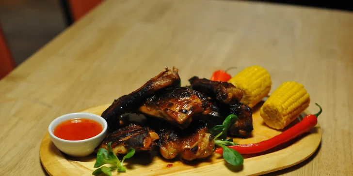 Kilo masitých vepřových žebírek v BBQ omáčce s kukuřičnými klasy a pečivem