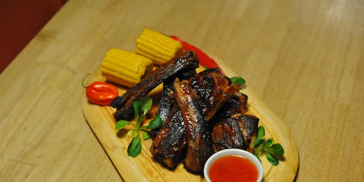 Kilo masitých vepřových žebírek v BBQ omáčce s kukuřičnými klasy a pečivem