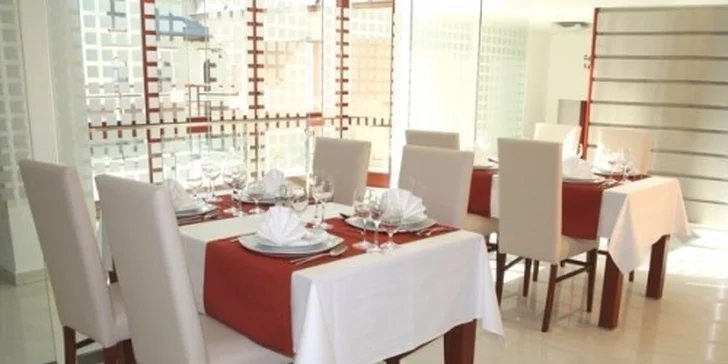 V moderní restauraci si pochutnáte na jídle, které si vyberete z menu. První večer bude menu jednotné.