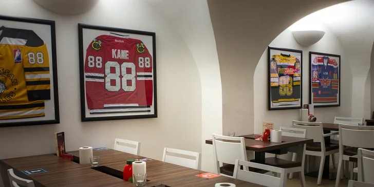 Vyladěné menu v centru města: Hovězí burger dle chuti, domácí hranolky a limča