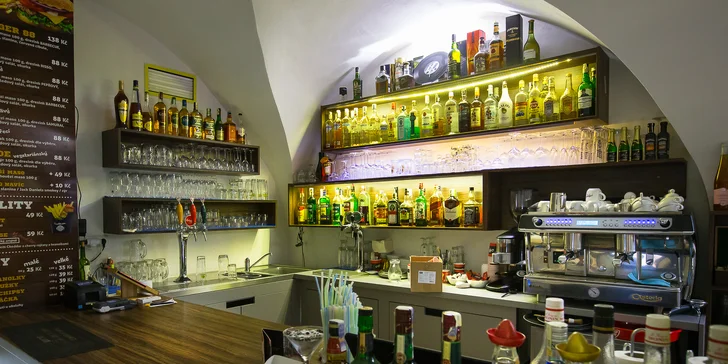 Vyladěné menu v centru města: Hovězí burger dle chuti, domácí hranolky a limča