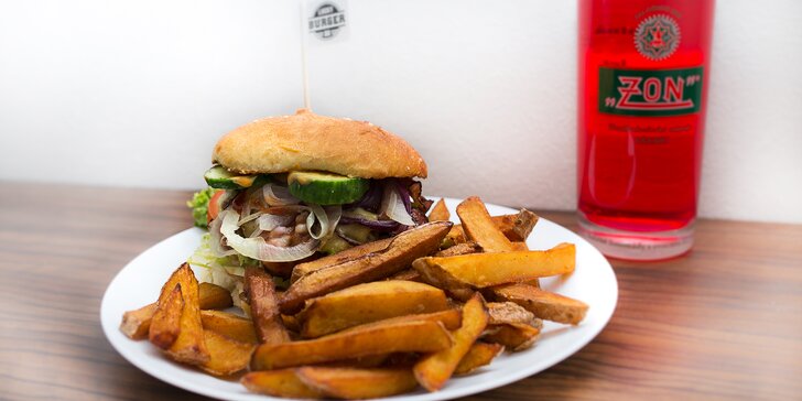 Vyladěné menu v centru města: Hovězí burger dle chuti, domácí hranolky a limča
