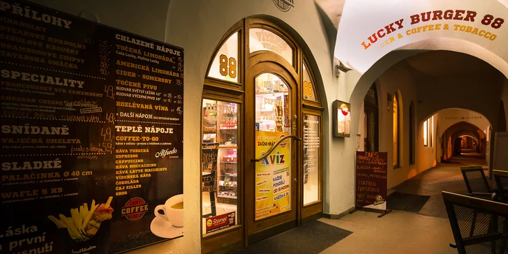 Vyladěné menu v centru města: Hovězí burger dle chuti, domácí hranolky a limča