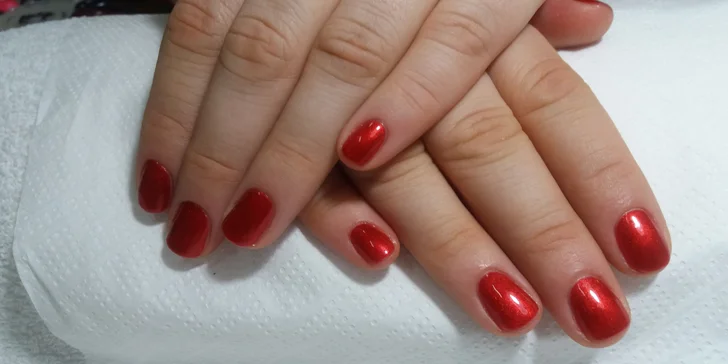 Péče o nehty: gel lak s manikúrou a masáží rukou v Legerově ulici