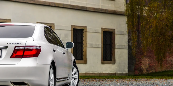 Na dvě hodiny vaše: pronájem luxusní limuzíny Lexus LS 600 i s řidičem