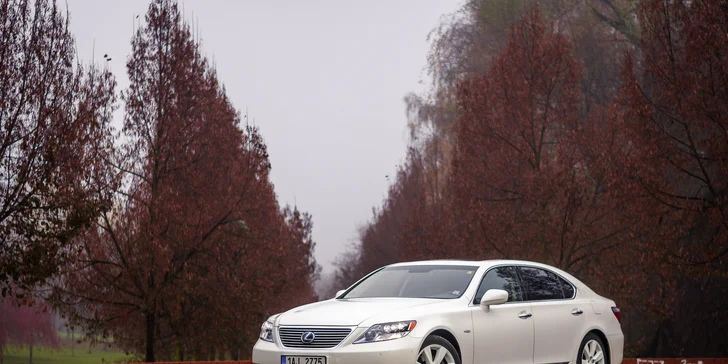 Na dvě hodiny vaše: pronájem luxusní limuzíny Lexus LS 600 i s řidičem