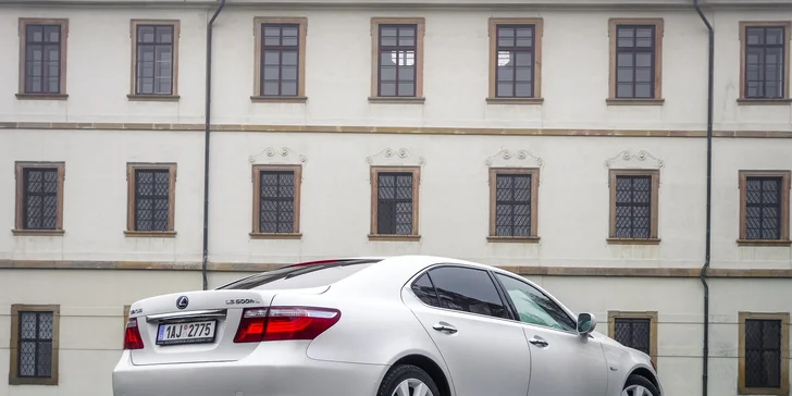 Na dvě hodiny vaše: pronájem luxusní limuzíny Lexus LS 600 i s řidičem
