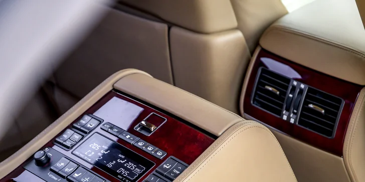 Na dvě hodiny vaše: pronájem luxusní limuzíny Lexus LS 600 i s řidičem