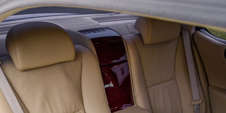Na dvě hodiny vaše: pronájem luxusní limuzíny Lexus LS 600 i s řidičem