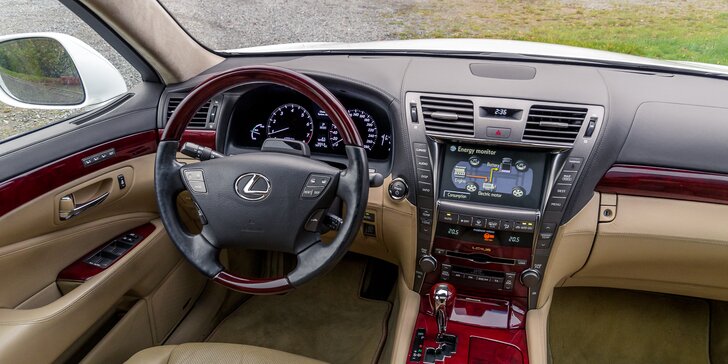 Na dvě hodiny vaše: pronájem luxusní limuzíny Lexus LS 600 i s řidičem