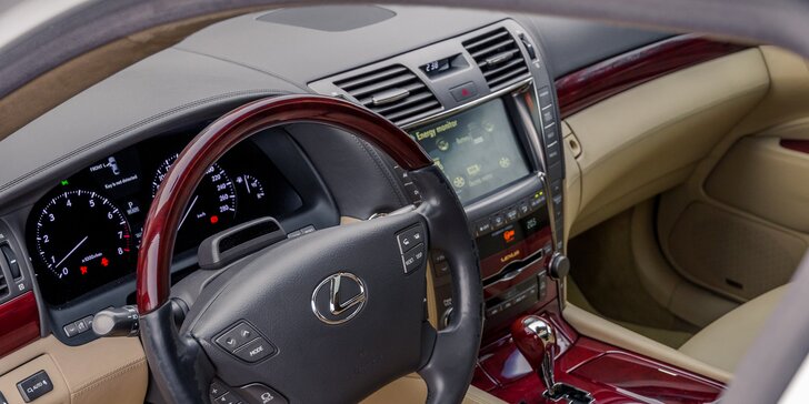 Na dvě hodiny vaše: pronájem luxusní limuzíny Lexus LS 600 s řidičkou