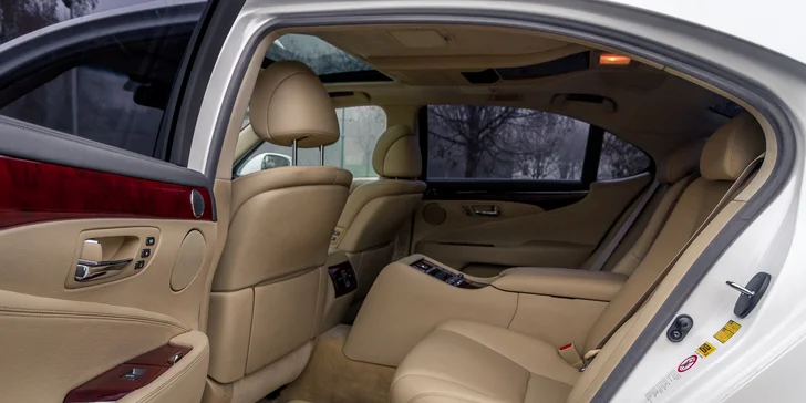 Na dvě hodiny vaše: pronájem luxusní limuzíny Lexus LS 600 i s řidičem