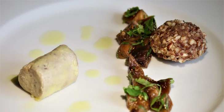 4chodové degustační menu pro dva podávané v zámecké restauraci Moname