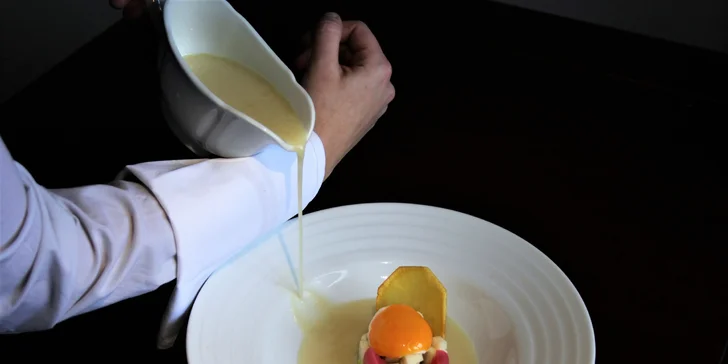 4chodové degustační menu pro dva podávané v zámecké restauraci Moname