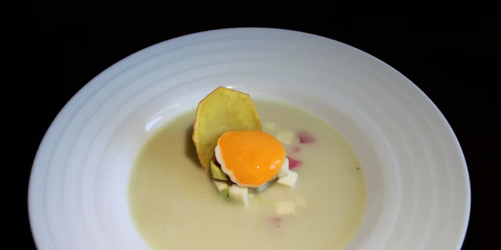 4chodové degustační menu pro dva podávané v zámecké restauraci Moname