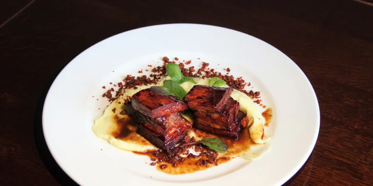 4chodové degustační menu pro dva podávané v zámecké restauraci Moname