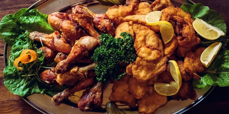 Přes kilo a půl smažených dobrot: Talíř plný kuřecích paliček a řízků