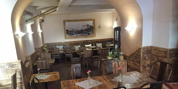 Dvě lahodné pizzy různých velikostí z široké nabídky Pizzerie Vavřinec
