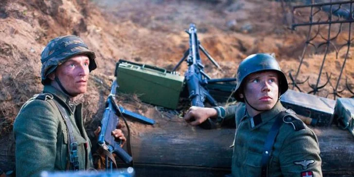 Z filmu 1944: Přinuceni k boji.