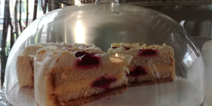 Dva horké nápoje dle vlastního výběru a domácí štrúdly se šlehačkou
