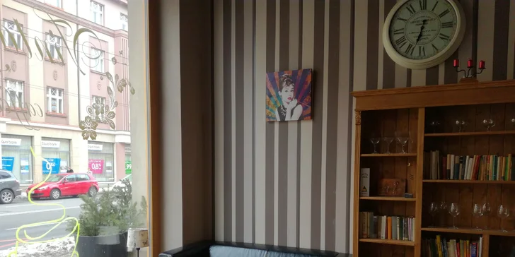 Dva horké nápoje dle vlastního výběru a domácí štrúdly se šlehačkou