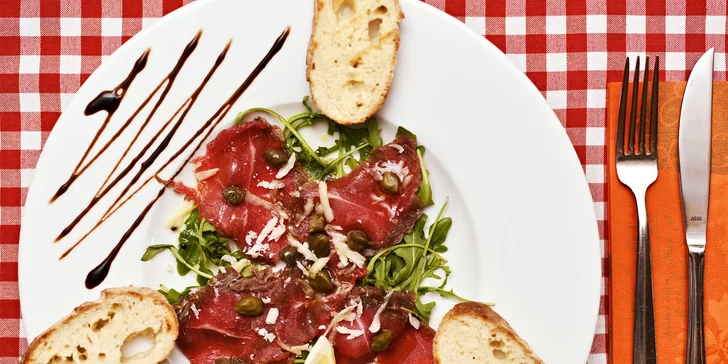 4chodové menu v chorvatské restauraci: hovězí carpaccio i jehněčí kotlet pro 2