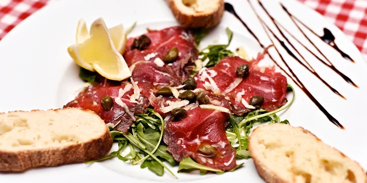 4chodové menu v chorvatské restauraci: hovězí carpaccio i jehněčí kotlet pro 2