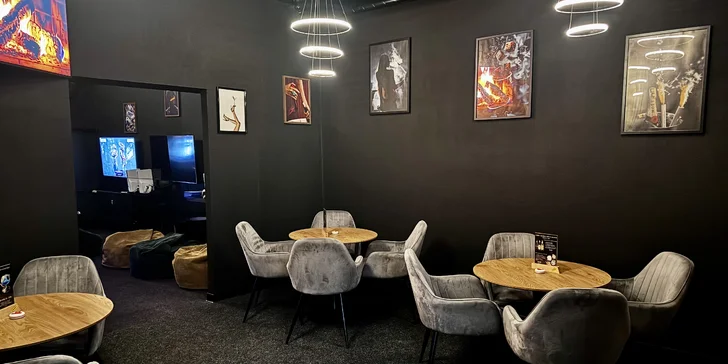 Bar nabízí nejen skvělé pití a snacky, ale i karaoke, shishu nebo pařbu na herních konzolích PS5. 
