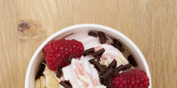 Zdravé mlsání: 200 g frozen yogurtu s ovocem a posypy podle vaší fantazie