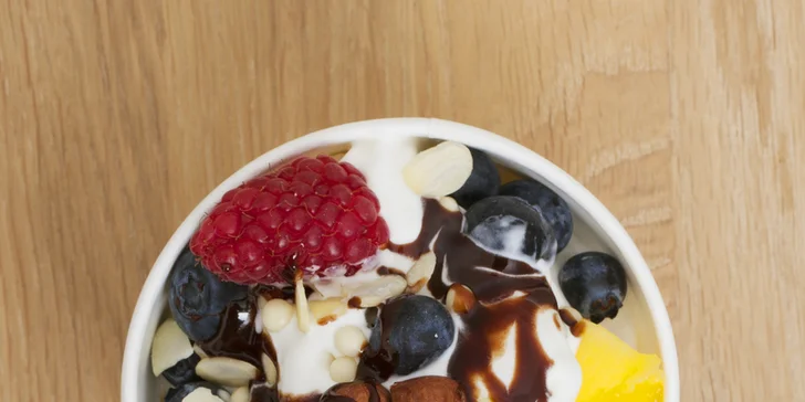 Zdravé mlsání: 200 g frozen yogurtu s ovocem a posypy podle vaší fantazie