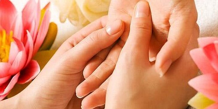 Masáž rukou se zaměřením na prsty, dlaň, zápěstí a předloktí