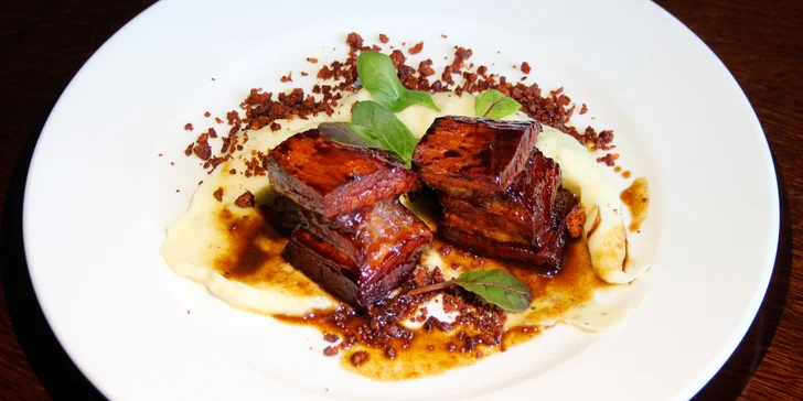 4chodové degustační menu pro dva podávané v zámecké restauraci Moname