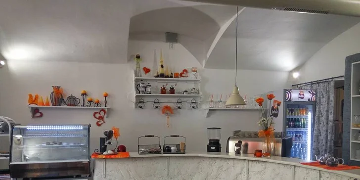 Sladké posezení na Vinohradech: káva a horké maliny pro 1 nebo 2