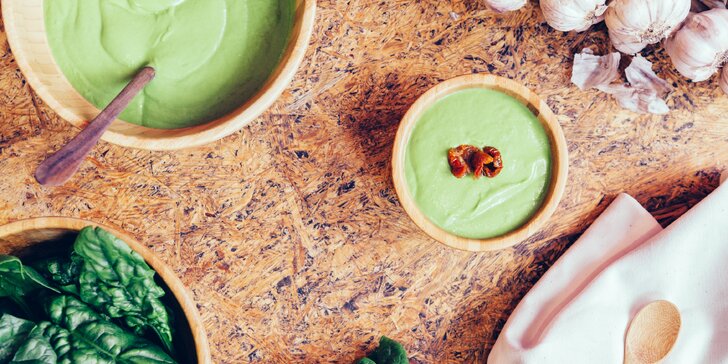 Raw či vegan menu pod Hradem: Polévka, dort a horký nápoj