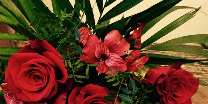 Vyznejte své milé lásku se svazkem růží či romantickou kyticí ve tvaru srdce