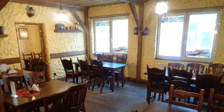 Hostina tak akorát pro 2 jedlíky: 1,5 kg pečeného vepřového kolena s pečivem