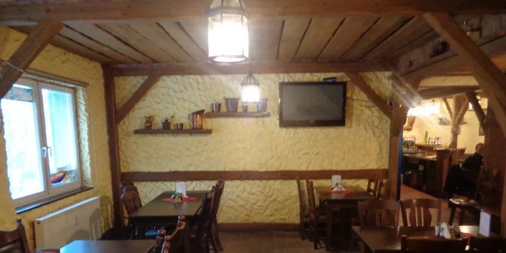 Hostina tak akorát pro 2 jedlíky: 1,5 kg pečeného vepřového kolena s pečivem