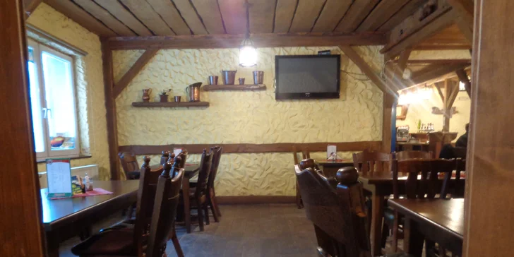 Hostina tak akorát pro 2 jedlíky: 1,5 kg pečeného vepřového kolena s pečivem