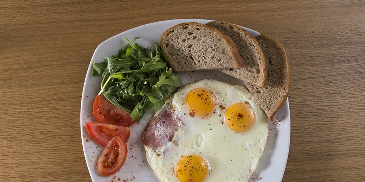 Poctivá snídaně: Vejce na 3 způsoby, párky nebo müsli + 2 nápoje