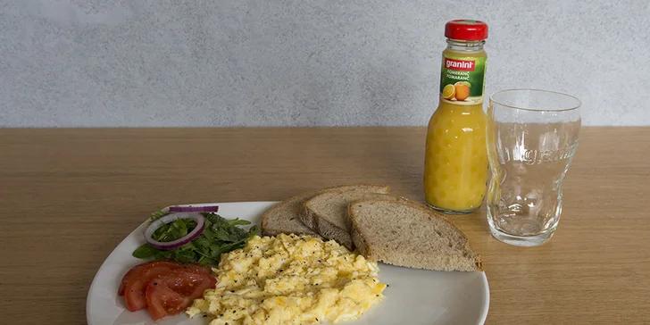 Poctivá snídaně: Vejce na 3 způsoby, párky nebo müsli + 2 nápoje