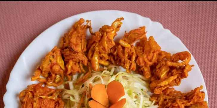 Nebude chybět ani předkrm v podobě onion bhaji. 
