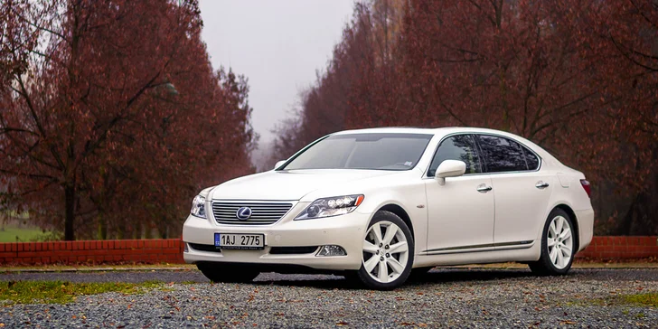 Na dvě hodiny vaše: pronájem luxusní limuzíny Lexus LS 600 i s řidičem