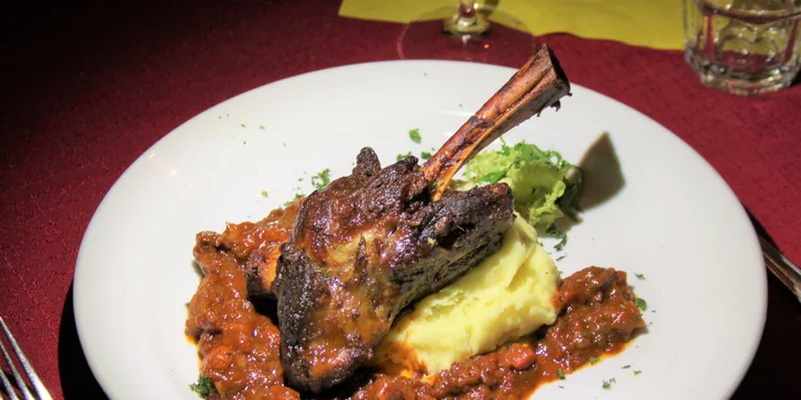 Menu pro dva při svíčkách s lahví dobrého vína ve vinárně u Královny Elišky