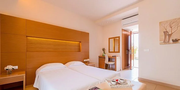 Hotel se nachází jen 100 metrů od jedné z nejkrásnějších a nejdelších pláží ostrova.