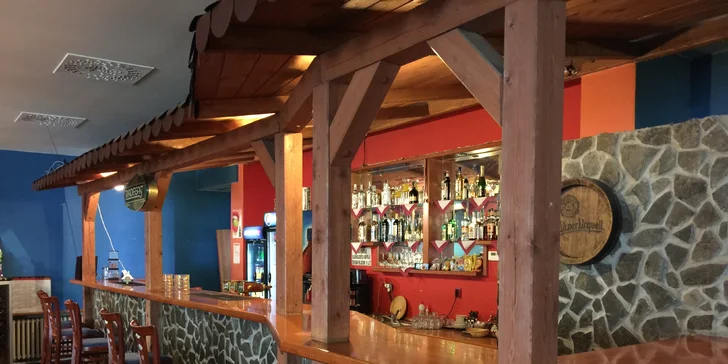 Svolejte kamarády: hodina bowlingu a 2 pizzy z pece v retro podniku