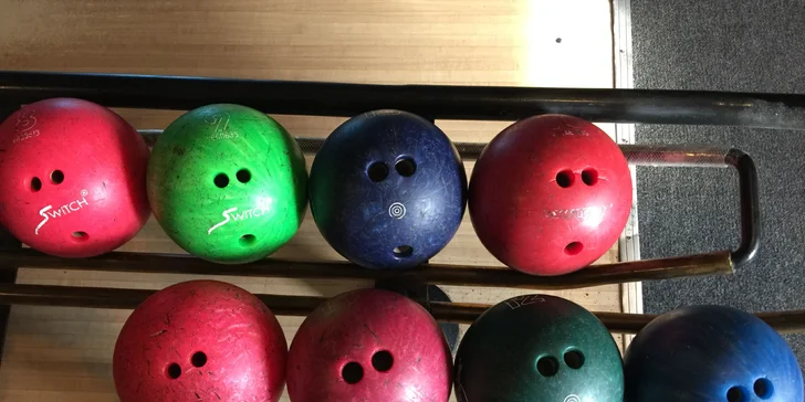 Svolejte kamarády: hodina bowlingu a 2 pizzy z pece v retro podniku