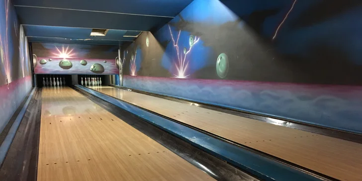 Svolejte kamarády: hodina bowlingu a 2 pizzy z pece v retro podniku