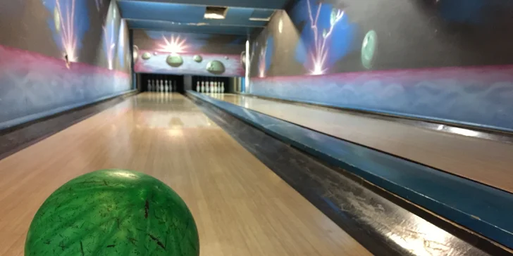 Svolejte kamarády: Hodina bowlingu až pro 8 hráčů a 2 křupavé pizzy z pece